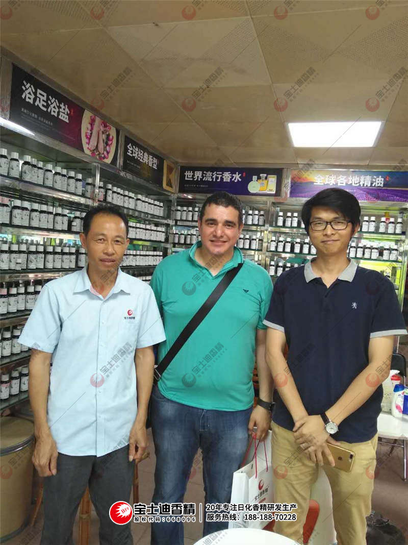 Yamen先生與草莓视频在线（dí）員工合照