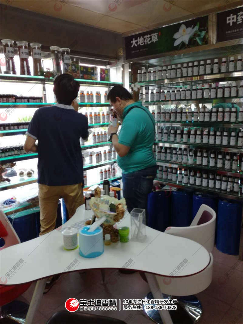 Yamen先（xiān）生與草莓视频在线員工（gōng）聞香