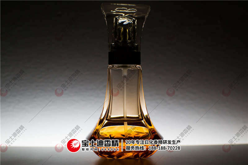 一瓶精油放在桌子上 一瓶精油(yóu)放在桌子上