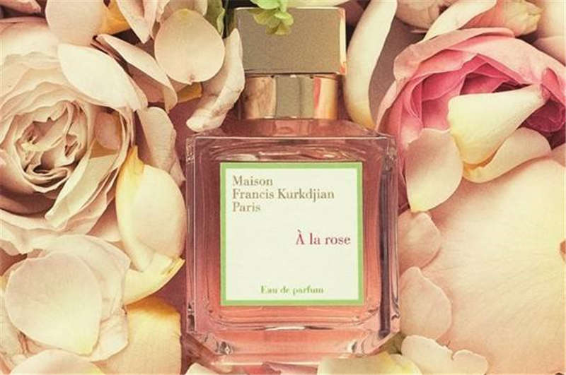 一瓶香(xiāng)水(shuǐ)放在花(huā)中間 一瓶香水放在花中(zhōng)間