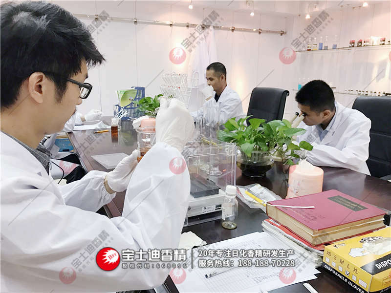 調香人（rén）員在調配香精