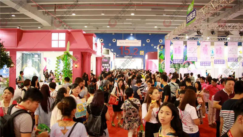 眾多人現（xiàn）身廣州美博會展區