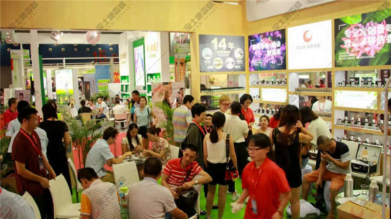 草莓视频在线香精（jīng）展區（qū）人聲鼎沸