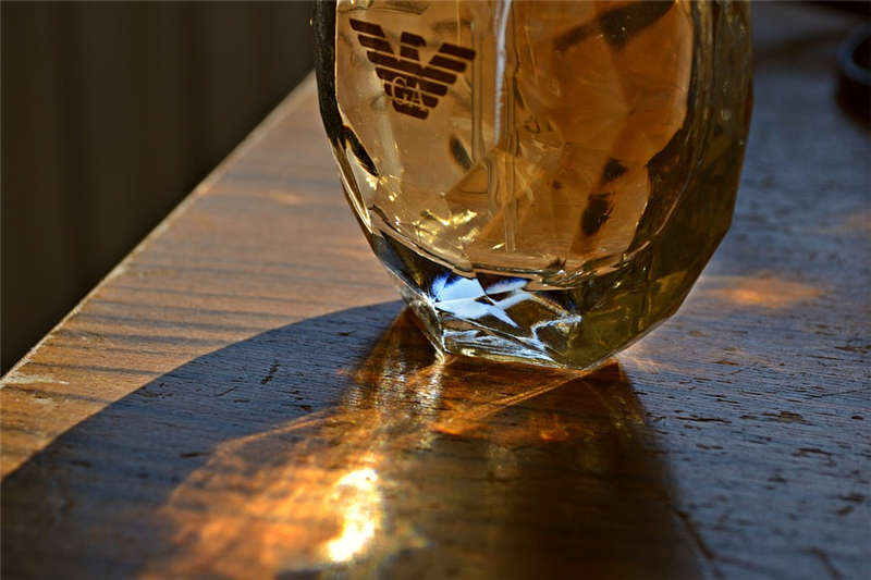 淡香水放在桌（zhuō）子上