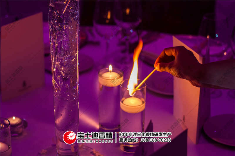 點燃的蠟燭（zhú）