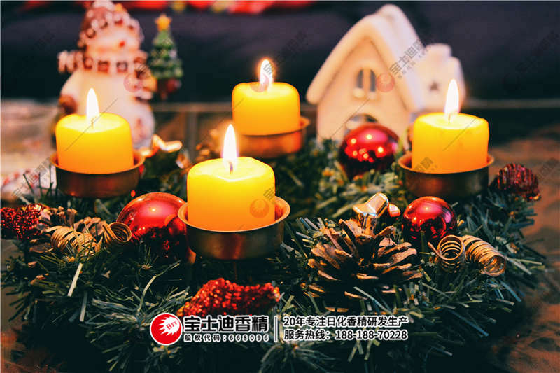 點著的香（xiāng）薰蠟燭（zhú）