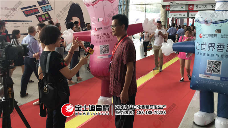 董事長接受采訪 董(dǒng)事長接受(shòu)采訪