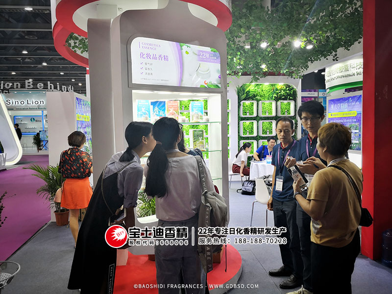 草莓视频在线香(xiāng)精公司展(zhǎn)會吸引顧(gù)客參觀